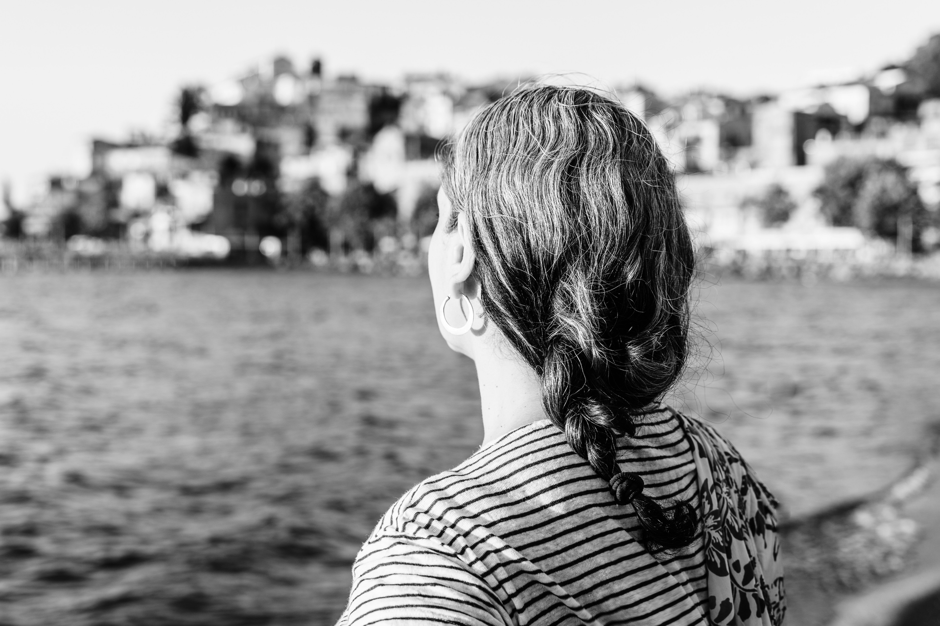 Peut-on ralentir le grisonnement des cheveux avec l'huile de moringa ?