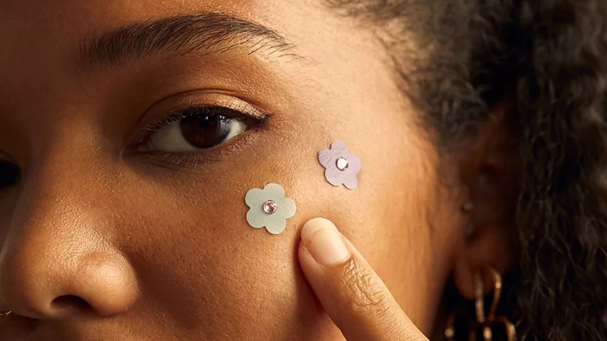 Patchs Boutons Acne – quelle est l’efficacité des autocollants contre l’acné ?